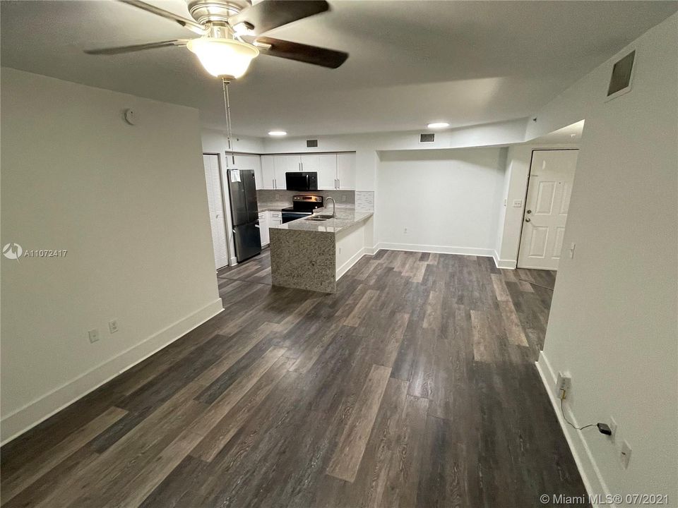 Recently Rented: $1,900 (2 beds, 2 baths, 966 Square Feet)