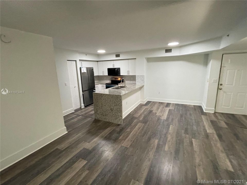 Recently Rented: $1,900 (2 beds, 2 baths, 966 Square Feet)