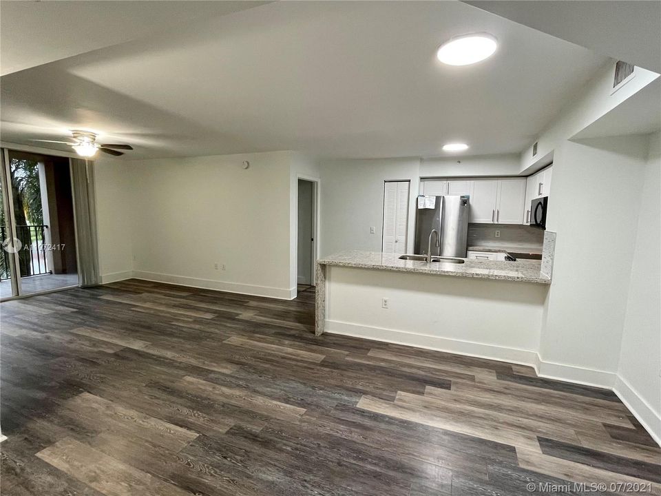 Recently Rented: $1,900 (2 beds, 2 baths, 966 Square Feet)