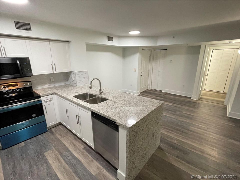 Recently Rented: $1,900 (2 beds, 2 baths, 966 Square Feet)