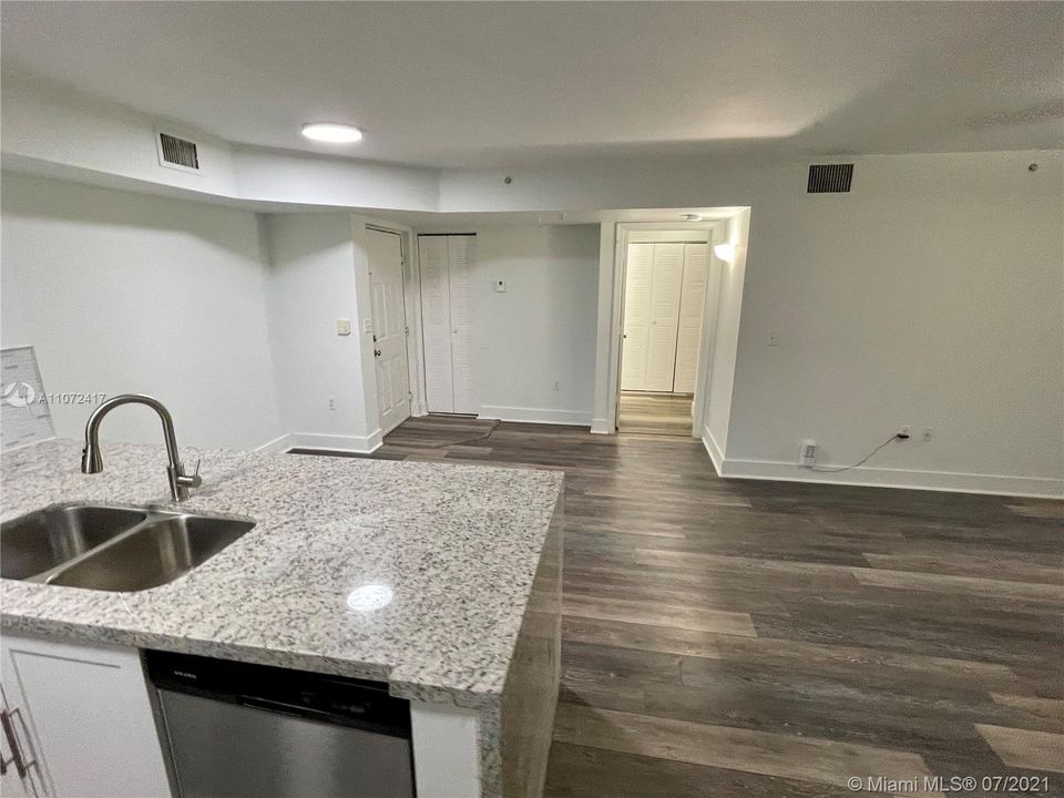 Recently Rented: $1,900 (2 beds, 2 baths, 966 Square Feet)