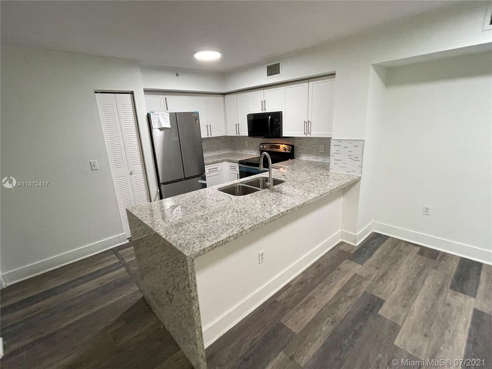 Recently Rented: $1,900 (2 beds, 2 baths, 966 Square Feet)