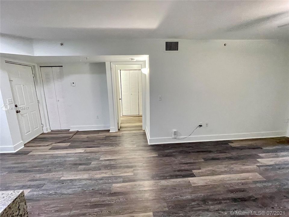 Recently Rented: $1,900 (2 beds, 2 baths, 966 Square Feet)