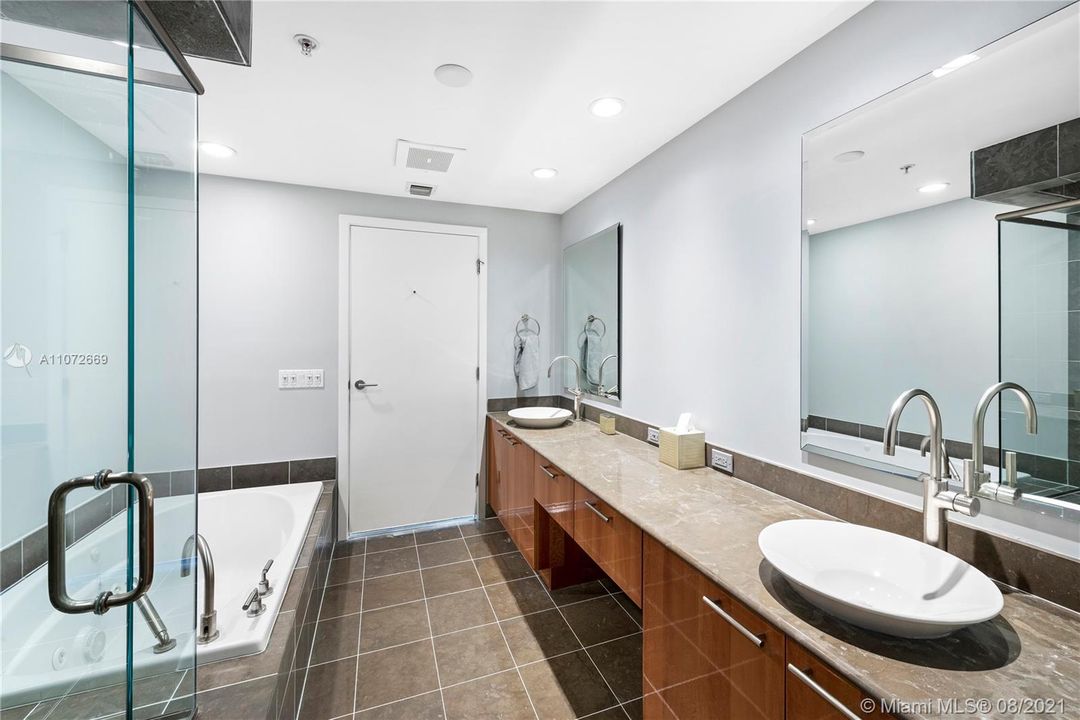 Recently Sold: $1,375,000 (2 beds, 2 baths, 1354 Square Feet)