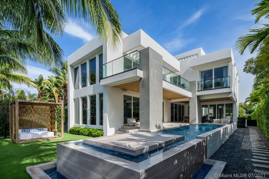 Recently Sold: $7,000,000 (5 beds, 6 baths, 5239 Square Feet)