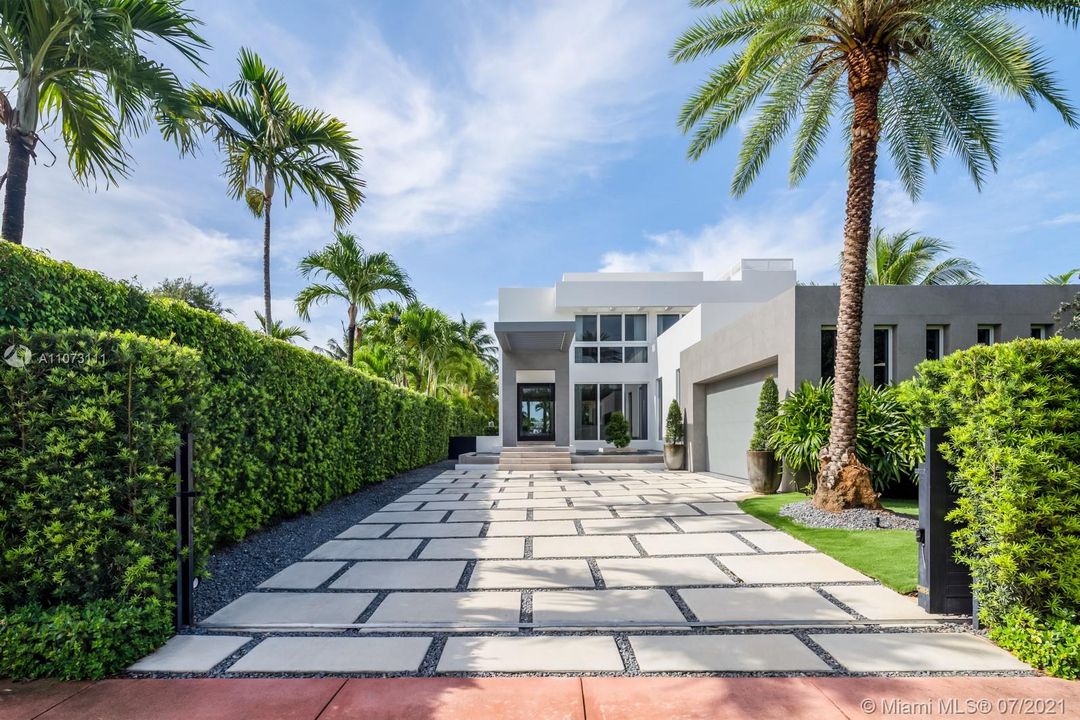Recently Sold: $7,000,000 (5 beds, 6 baths, 5239 Square Feet)