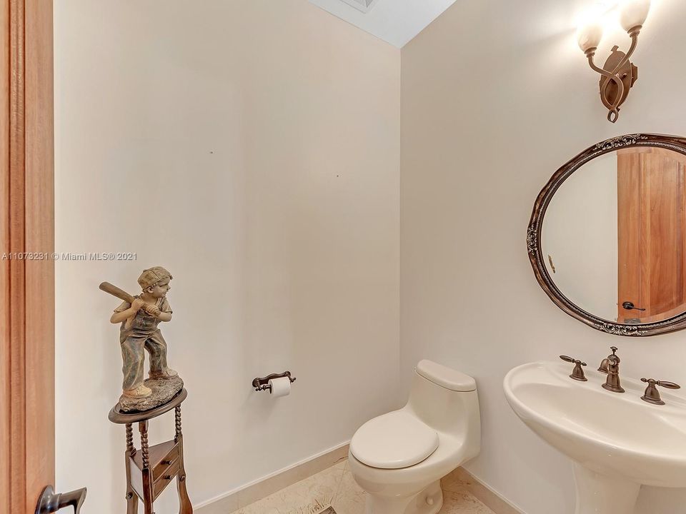 最近售出: $2,900,000 (6 贝兹, 6 浴室, 5647 平方英尺)