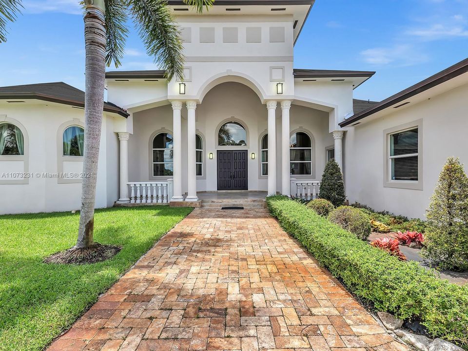 Recently Sold: $2,900,000 (6 beds, 6 baths, 5647 Square Feet)