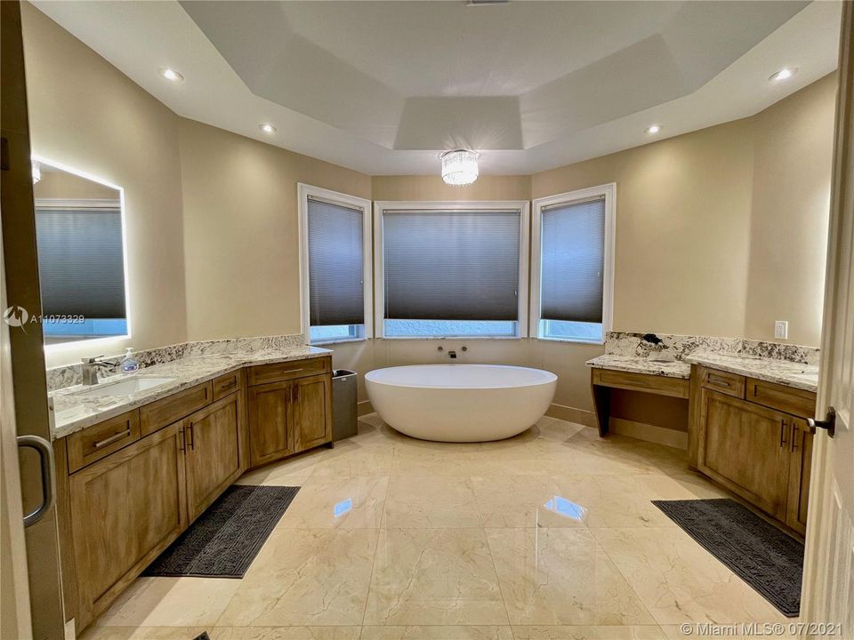 Недавно арендовано: $7,900 (4 спален, 3 ванн, 3378 Квадратных фут)