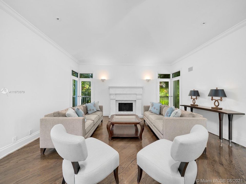 Recently Sold: $5,750,000 (5 beds, 6 baths, 6031 Square Feet)