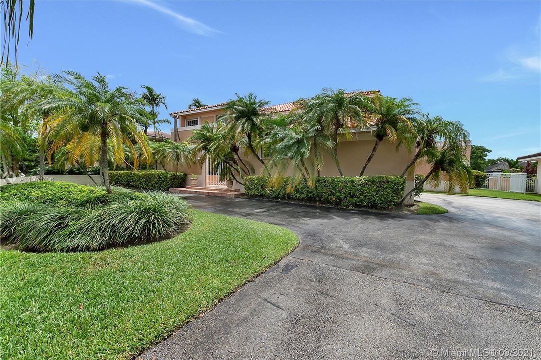 Recently Sold: $2,600,000 (5 beds, 4 baths, 3546 Square Feet)
