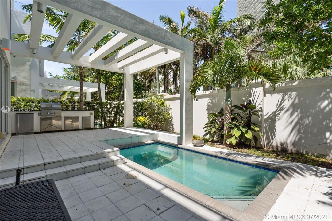 Recently Sold: $2,000,000 (5 beds, 4 baths, 3156 Square Feet)