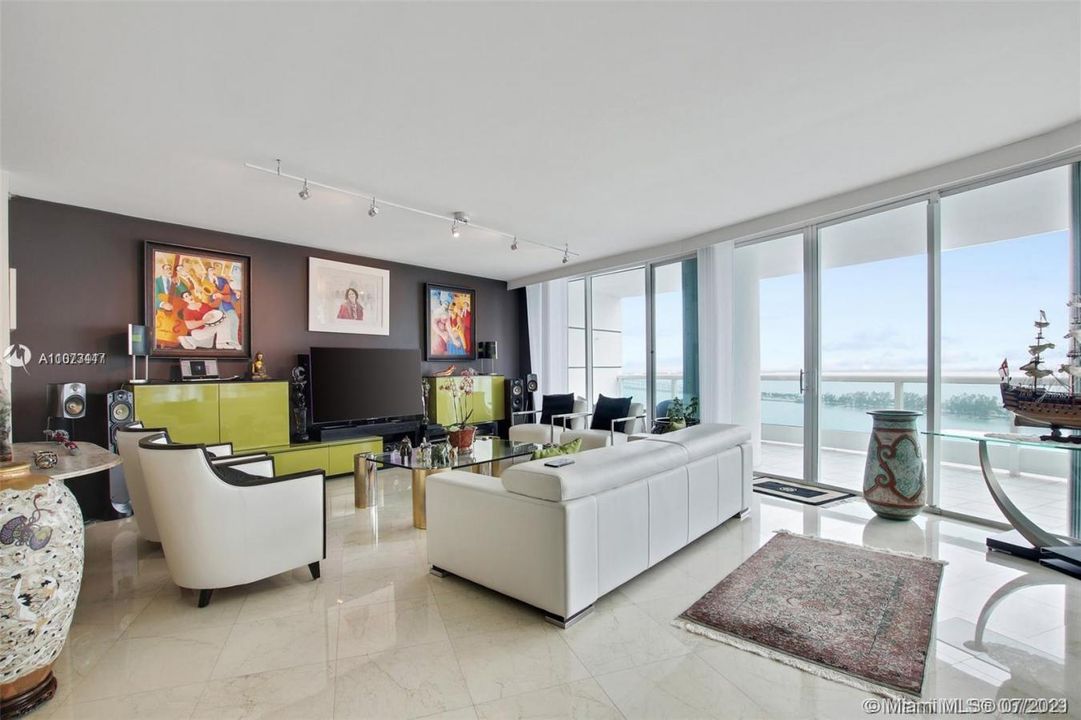 Recently Sold: $1,950,000 (3 beds, 3 baths, 2825 Square Feet)