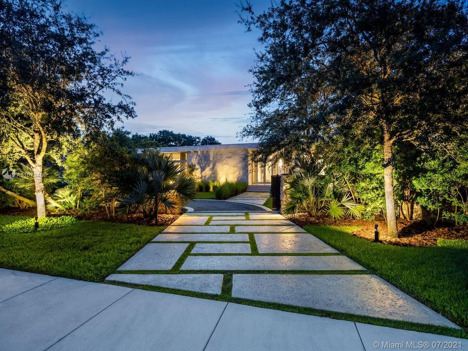 Recently Sold: $2,690,000 (4 beds, 4 baths, 3761 Square Feet)
