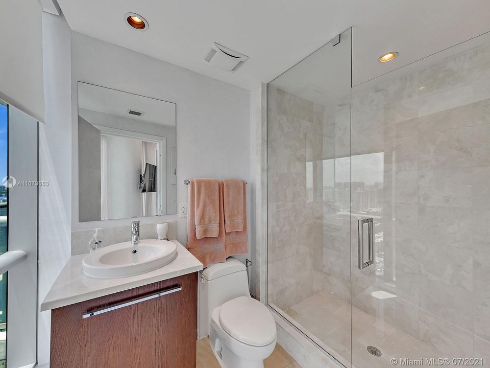 最近售出: $2,500,000 (4 贝兹, 4 浴室, 2485 平方英尺)