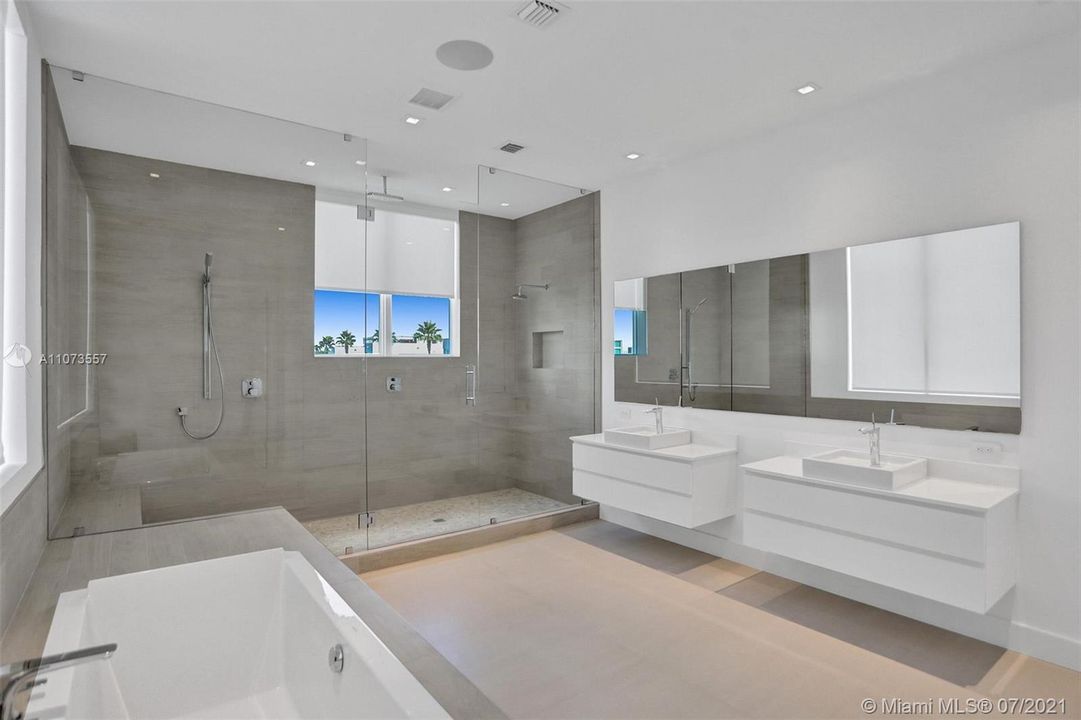 最近售出: $2,690,000 (7 贝兹, 6 浴室, 6355 平方英尺)