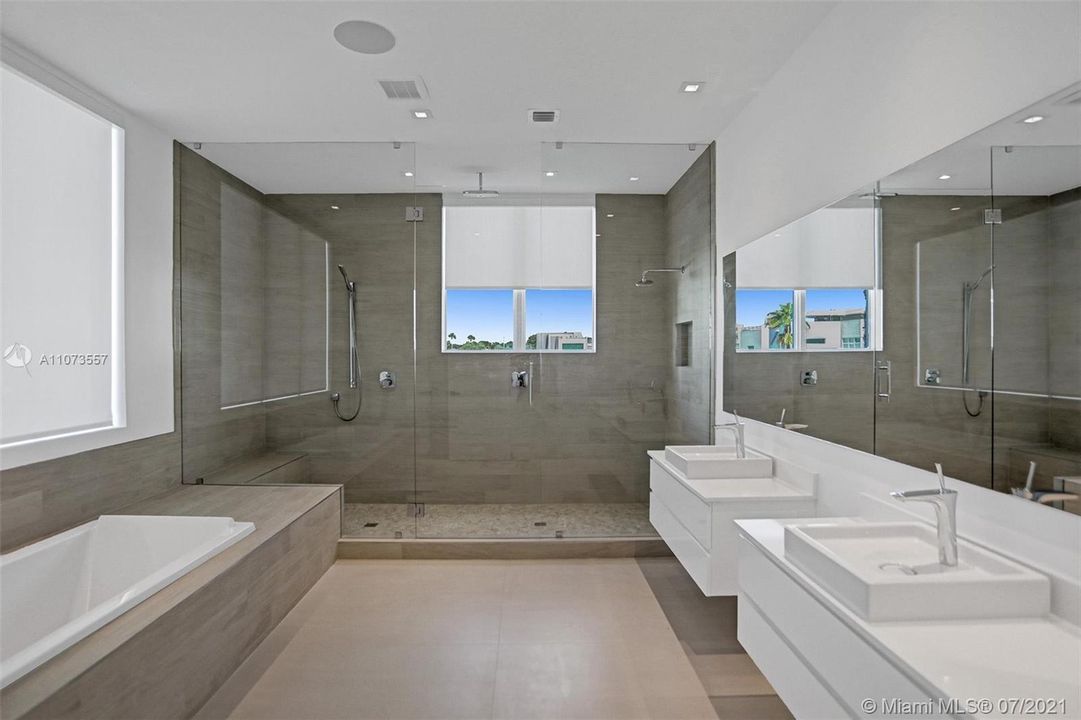 最近售出: $2,690,000 (7 贝兹, 6 浴室, 6355 平方英尺)