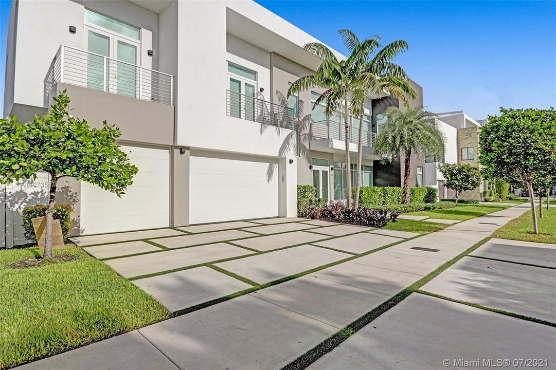 Recently Sold: $2,690,000 (7 beds, 6 baths, 6355 Square Feet)