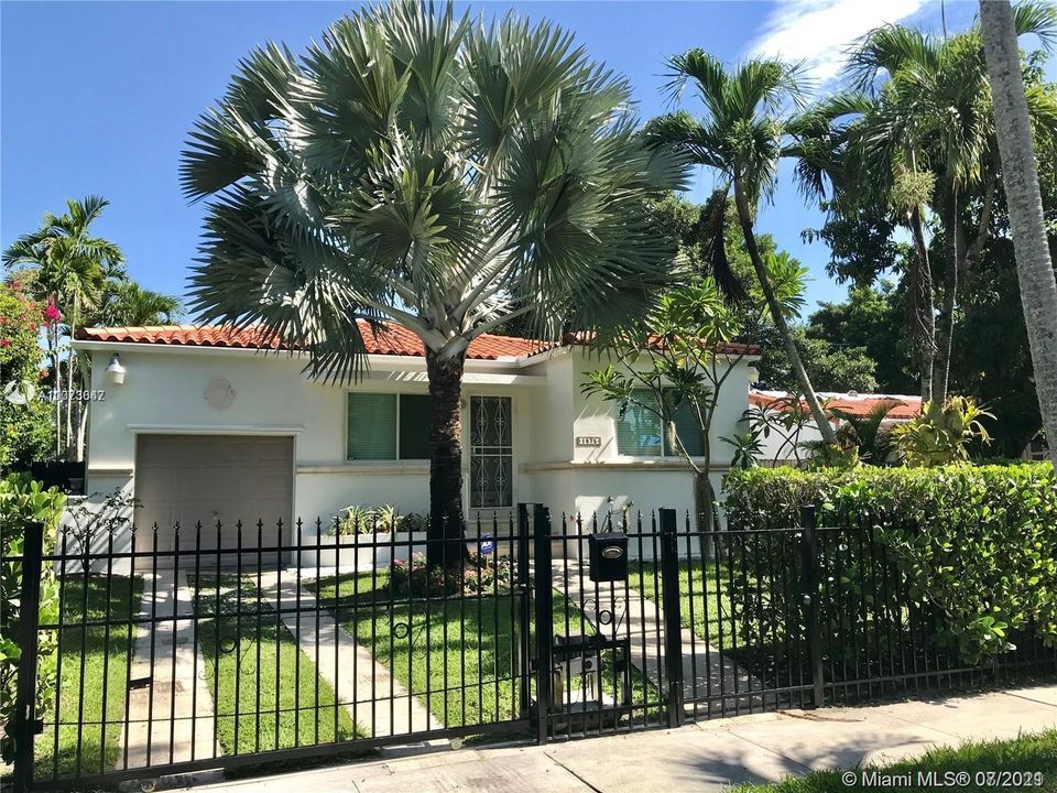 Recently Sold: $650,000 (3 beds, 2 baths, 1418 Square Feet)