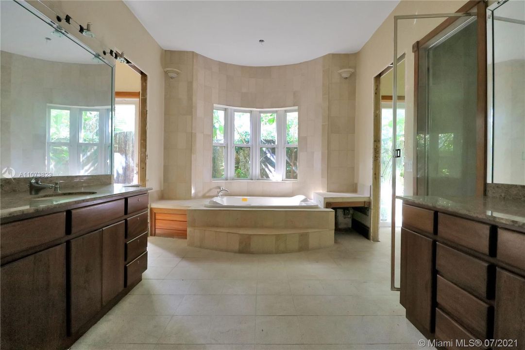 Недавно продано: $3,744,000 (5 спален, 5 ванн, 6898 Квадратных фут)