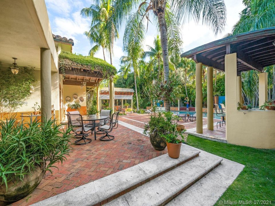 Recently Sold: $2,500,000 (3 beds, 3 baths, 3284 Square Feet)