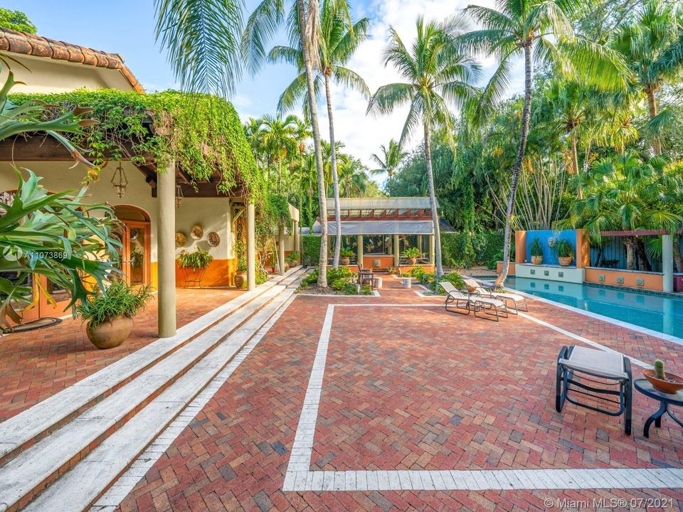 Recently Sold: $2,500,000 (3 beds, 3 baths, 3284 Square Feet)