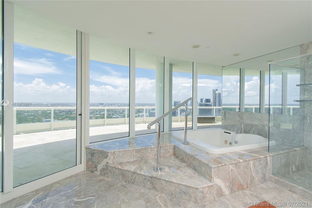 最近售出: $5,400,000 (5 贝兹, 6 浴室, 6300 平方英尺)