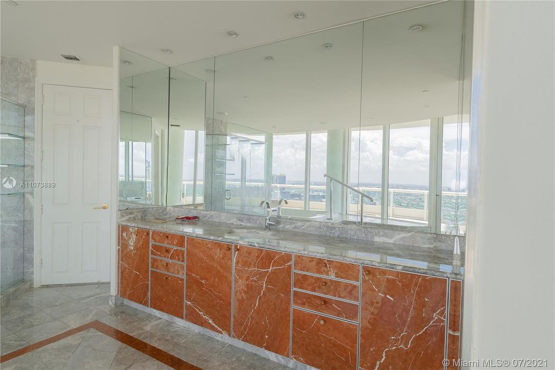 最近售出: $5,400,000 (5 贝兹, 6 浴室, 6300 平方英尺)