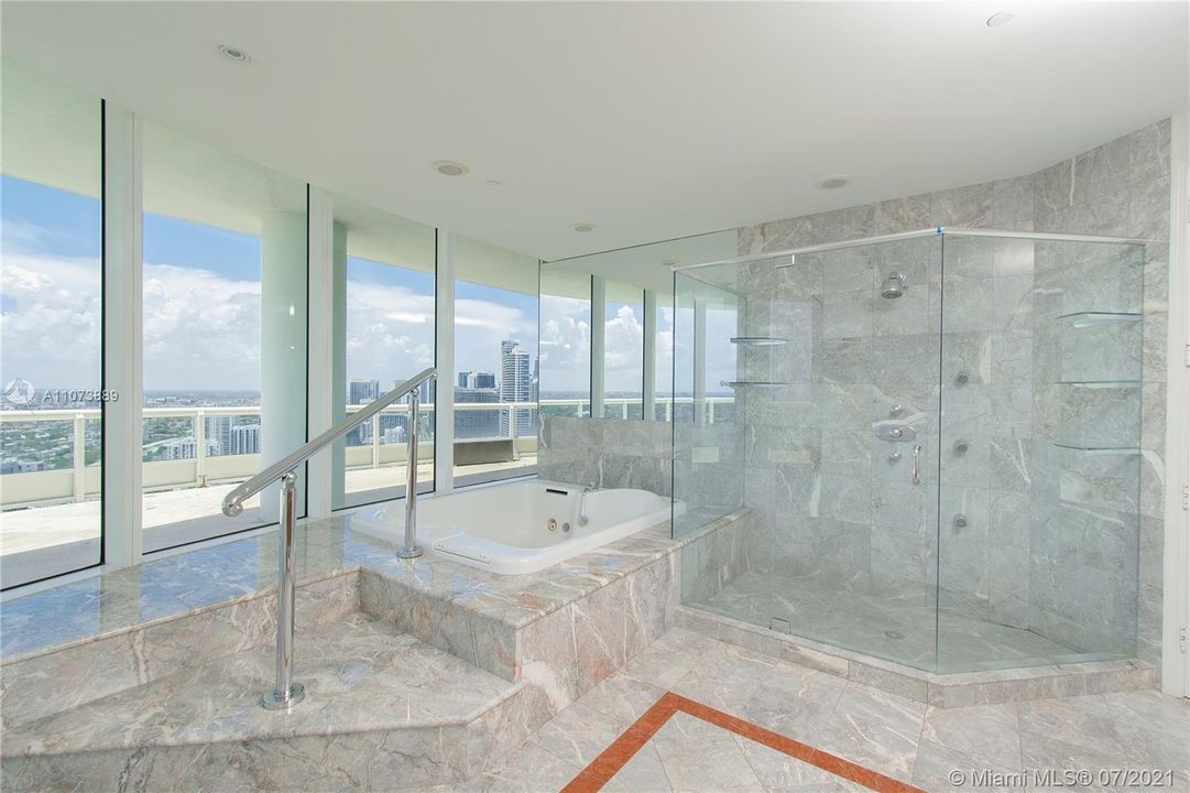Недавно продано: $5,400,000 (5 спален, 6 ванн, 6300 Квадратных фут)