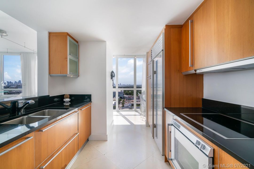 Recently Sold: $2,375,000 (2 beds, 2 baths, 1159 Square Feet)