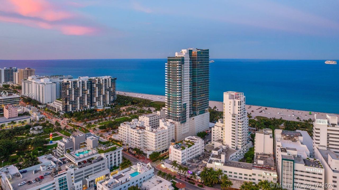 Recently Sold: $2,375,000 (2 beds, 2 baths, 1159 Square Feet)