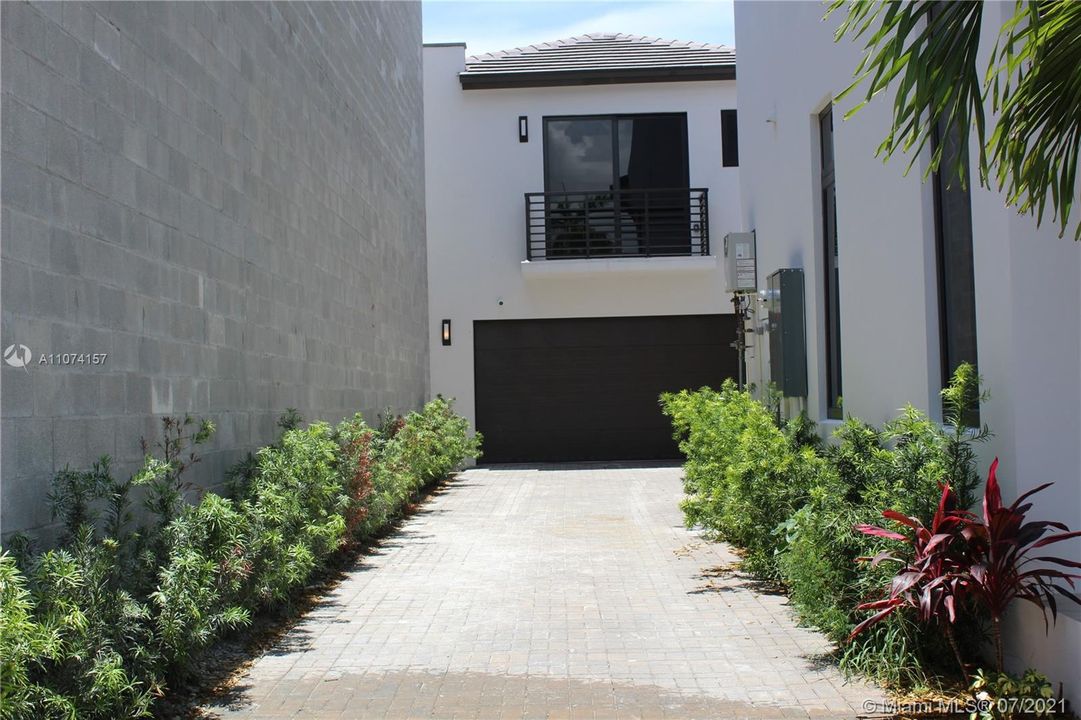 LONG DRIVEWAY, STUDIO OVER GARAGE AND PRIVATE BALCONY