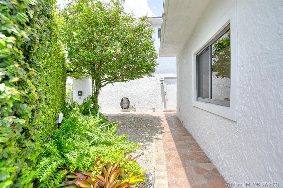 Recently Sold: $1,970,000 (4 beds, 3 baths, 3313 Square Feet)