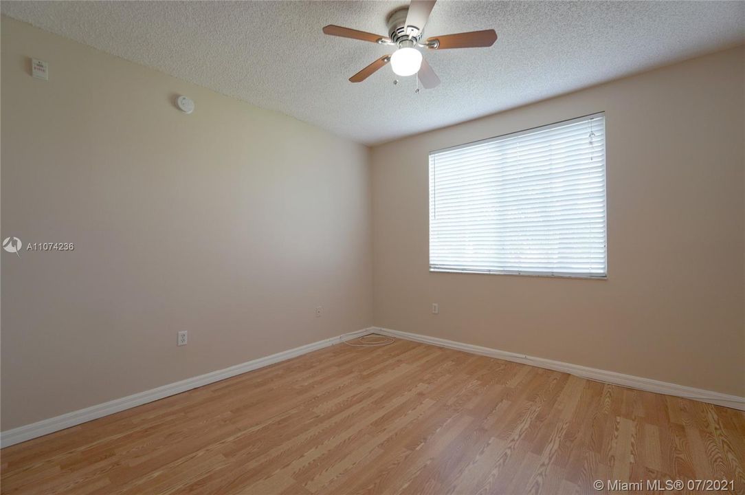 Recently Rented: $1,900 (2 beds, 2 baths, 977 Square Feet)