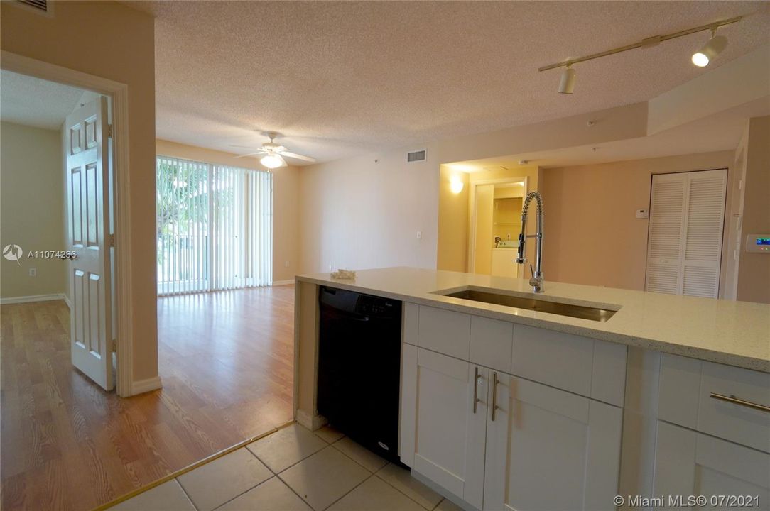 Recently Rented: $1,900 (2 beds, 2 baths, 977 Square Feet)