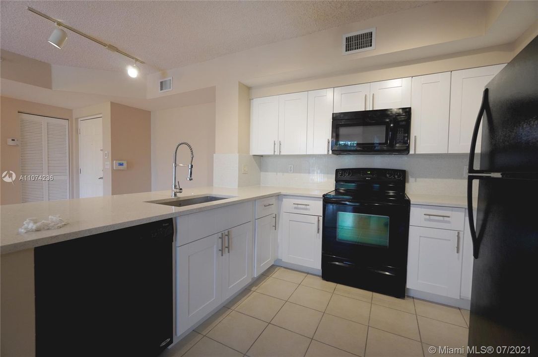 Recently Rented: $1,900 (2 beds, 2 baths, 977 Square Feet)