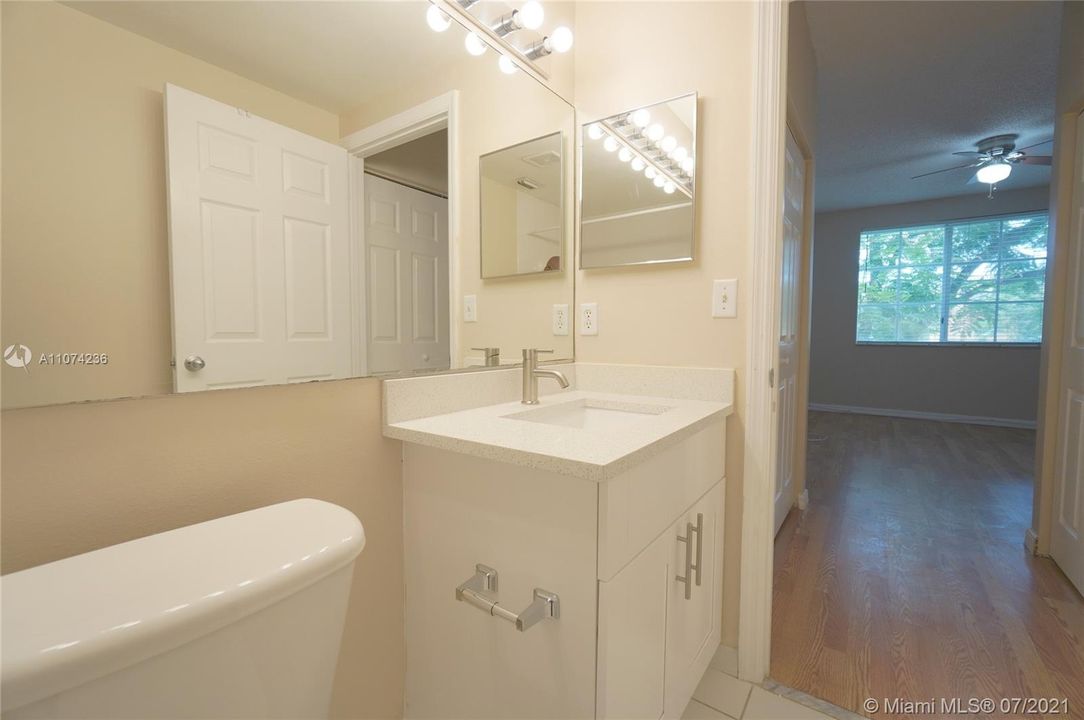 Recently Rented: $1,900 (2 beds, 2 baths, 977 Square Feet)