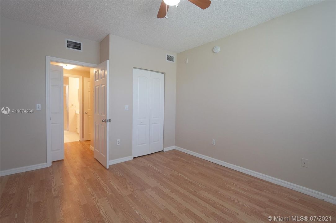 Recently Rented: $1,900 (2 beds, 2 baths, 977 Square Feet)