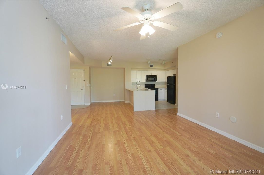 Recently Rented: $1,900 (2 beds, 2 baths, 977 Square Feet)