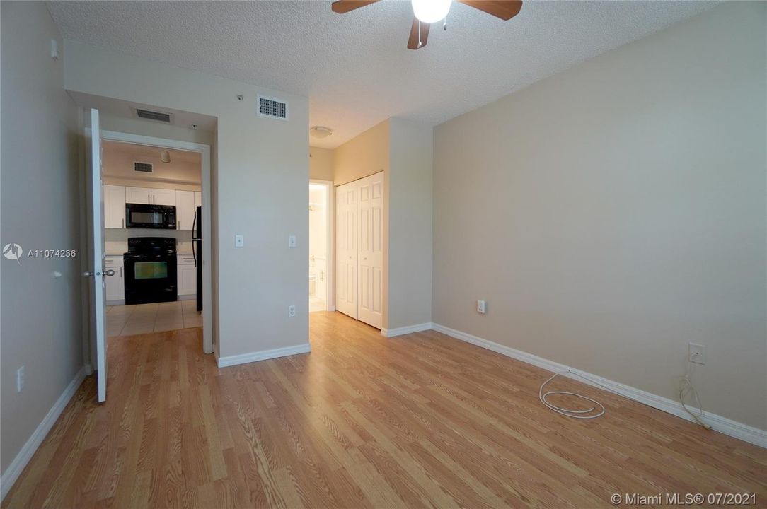 Recently Rented: $1,900 (2 beds, 2 baths, 977 Square Feet)