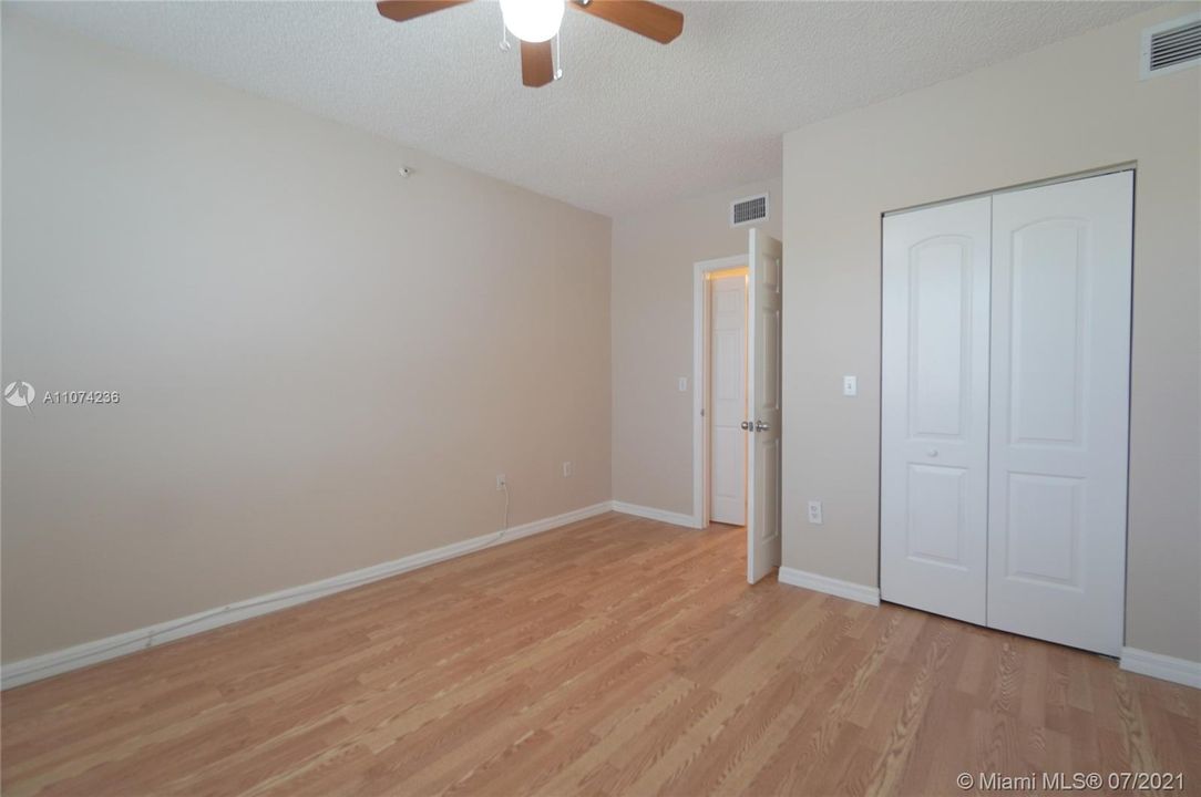 Recently Rented: $1,900 (2 beds, 2 baths, 977 Square Feet)