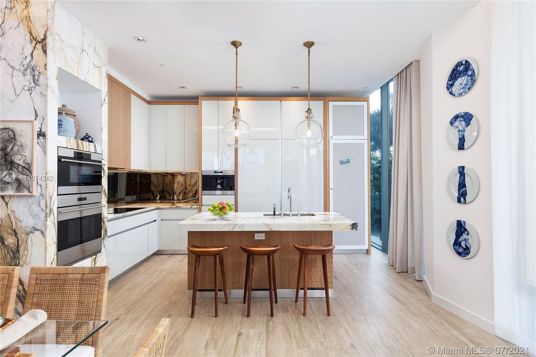 Recently Sold: $3,289,000 (3 beds, 3 baths, 2917 Square Feet)