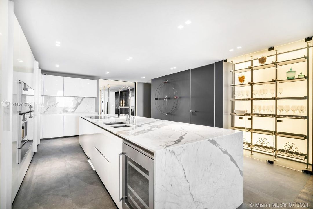 Recently Sold: $6,975,000 (3 beds, 4 baths, 3345 Square Feet)