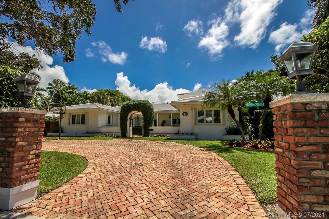 Recently Sold: $1,890,000 (6 beds, 5 baths, 4301 Square Feet)