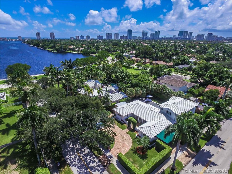 Recently Sold: $1,890,000 (6 beds, 5 baths, 4301 Square Feet)