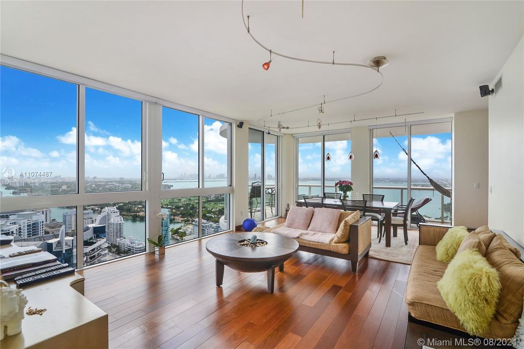Recently Sold: $1,625,000 (2 beds, 2 baths, 1322 Square Feet)