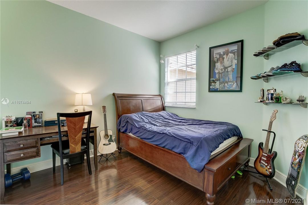 Recently Sold: $375,000 (3 beds, 2 baths, 1777 Square Feet)