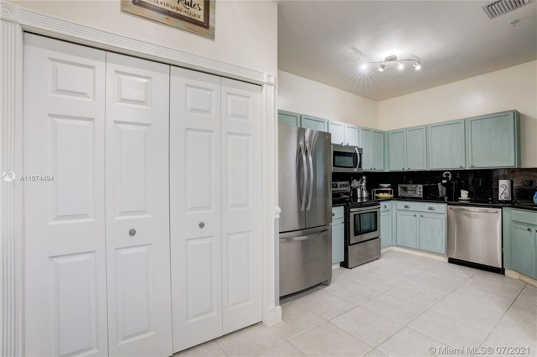 Recently Sold: $375,000 (3 beds, 2 baths, 1777 Square Feet)