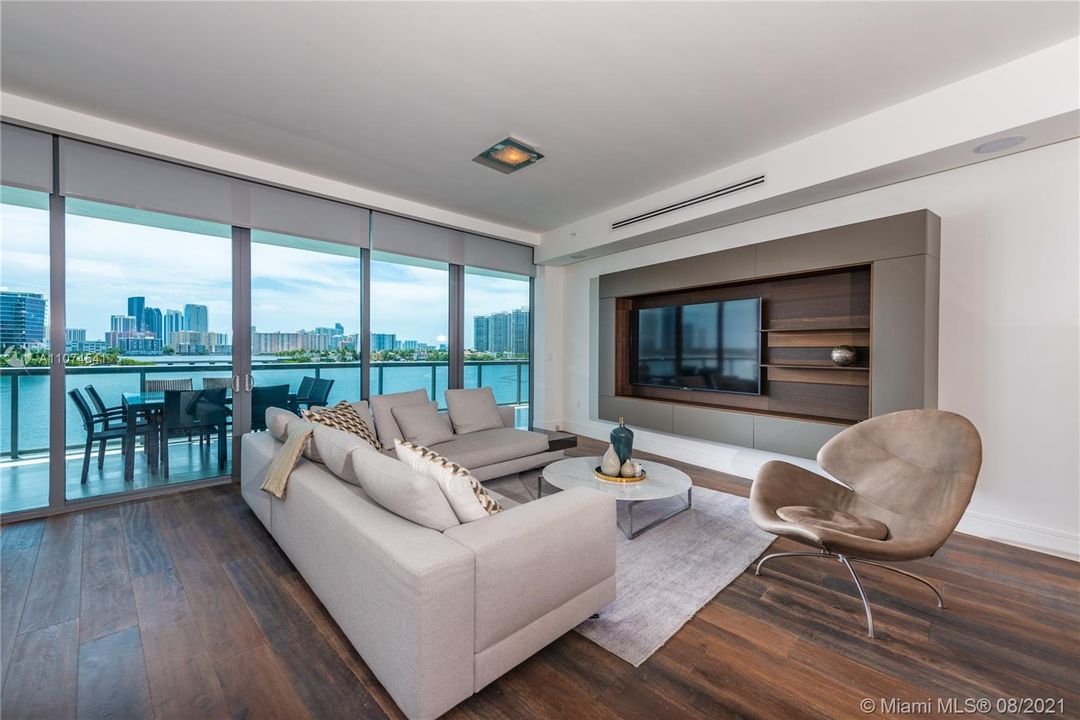 Recently Sold: $1,930,000 (4 beds, 5 baths, 2962 Square Feet)