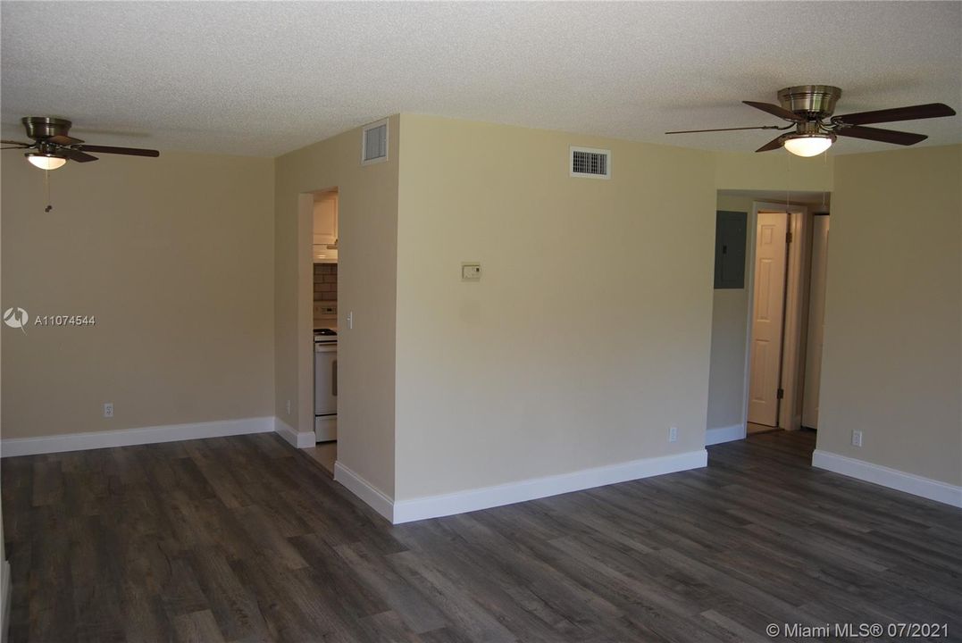 Recently Rented: $1,450 (1 beds, 1 baths, 711 Square Feet)